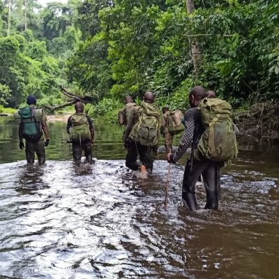 Des gardes du parc lors d'une patrouille à pied sur une longue distance © WCS Nigeria